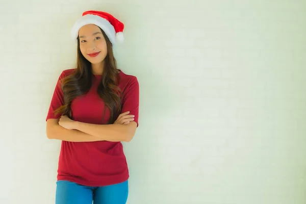 Retrato bonito jovem asiático mulheres vestindo santa chapéu para celebridade — Fotografia de Stock