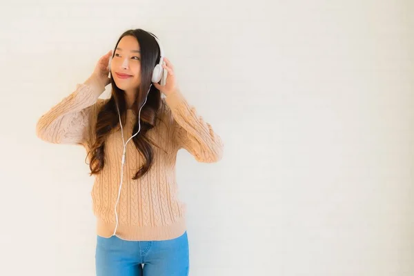 Portrét krásné mladé asijské ženy šťastný těšit s poslouchat mus — Stock fotografie