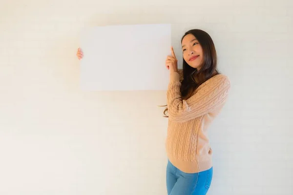 Портрет красивые молодые азиатские женщины показывают чистый белый бумажный кабан — стоковое фото