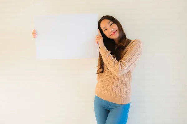 Retrato hermosa joven asiático mujeres mostrar blanco papel jabalí — Foto de Stock