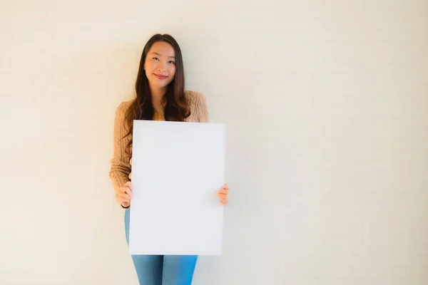 Πορτρέτο όμορφη νεαρή ασιατική γυναίκες δείχνουν λευκό λευκό χαρτί αγριογούρουνο — Φωτογραφία Αρχείου