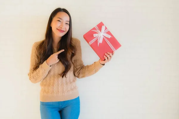 Retrato hermosa joven asiático mujeres feliz sonrisa con caja de regalo — Foto de Stock