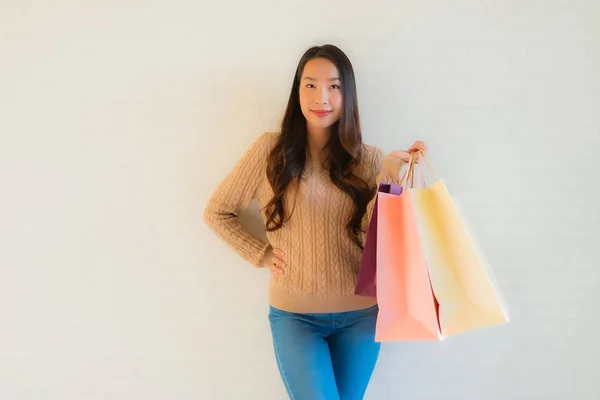 ポートレート美しい若いアジアの女性幸せな笑顔でショッピングb — ストック写真