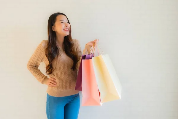 아름다운 아시아의 젊은 여성들 이 쇼핑 B 를 하면서 행복 한 미소를 짓는 모습 — 스톡 사진