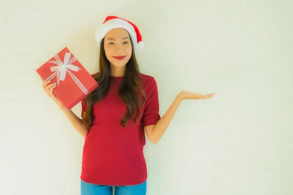 肖像画美しい若いアジアの女性はクリスマスにサンタの帽子を着用 — ストック写真