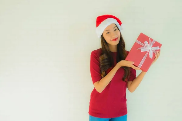 Ritratto belle giovani donne asiatiche indossare cappello di Babbo Natale — Foto Stock