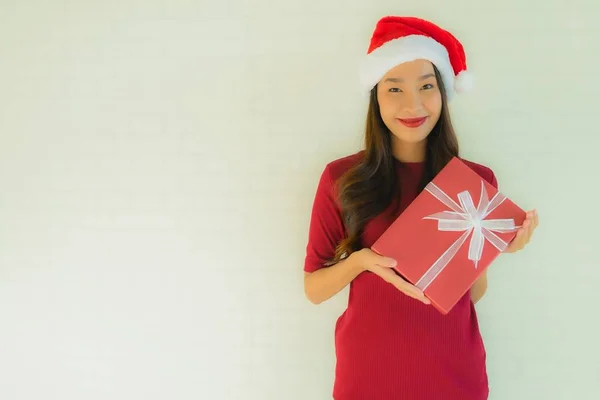 Портрет красивих молодих азіатських жінок в капелюсі Санта в Різдво — стокове фото
