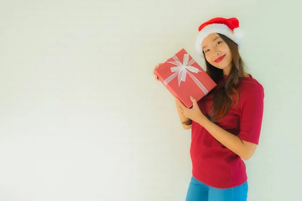 Retrato bonito jovem asiático mulheres desgaste santa chapéu no Natal — Fotografia de Stock