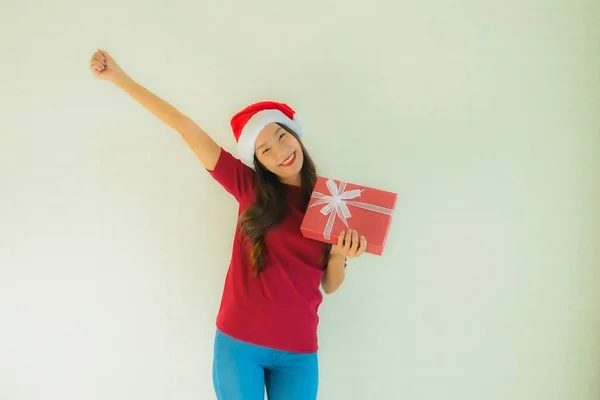 肖像画美しい若いアジアの女性はクリスマスにサンタの帽子を着用 — ストック写真