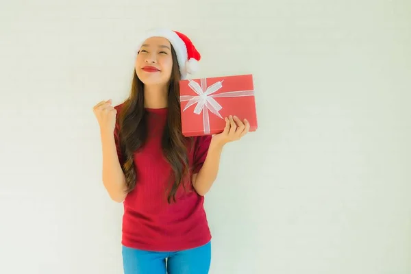 Retrato bonito jovem asiático mulheres desgaste santa chapéu no Natal — Fotografia de Stock