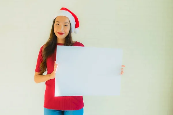 Ritratto belle giovani donne asiatiche mostrano scheda bianca bianca bianca — Foto Stock