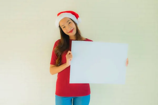 Retrato bonito jovem asiático mulheres mostrar branco bordo cartão — Fotografia de Stock
