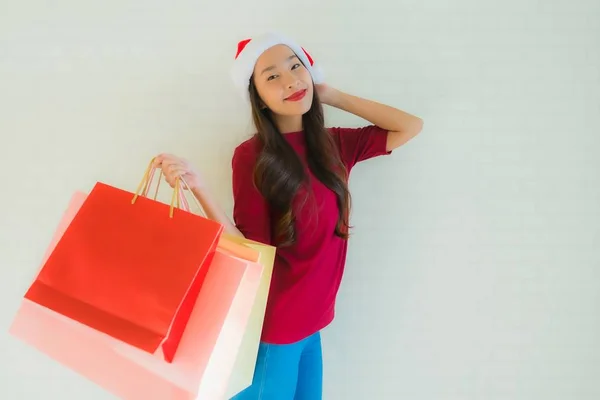 아리따운 젊은 아시아 여성들 이 크리스마스 산타 모자 WI 를 쓰는 모습 — 스톡 사진