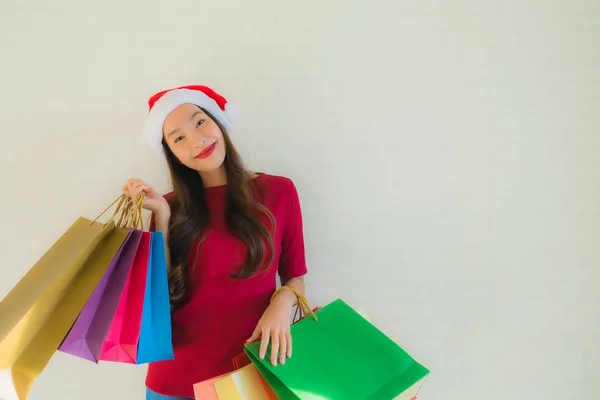Retrato hermosa joven asiático mujeres desgaste navidad santa hat wi —  Fotos de Stock
