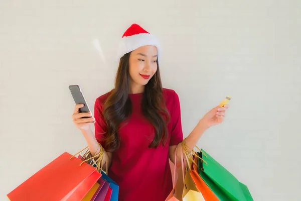 Porträtt vackra unga asiatiska kvinnor bär jul Santa hat wi — Stockfoto