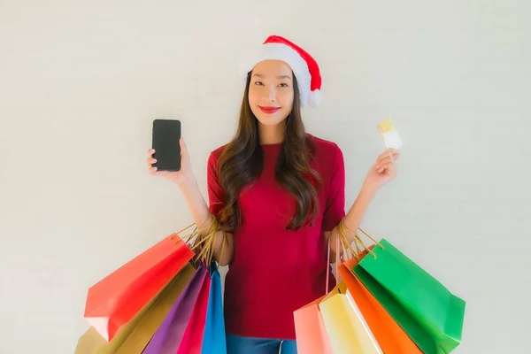 Porträtt vackra unga asiatiska kvinnor bär jul Santa hat wi — Stockfoto