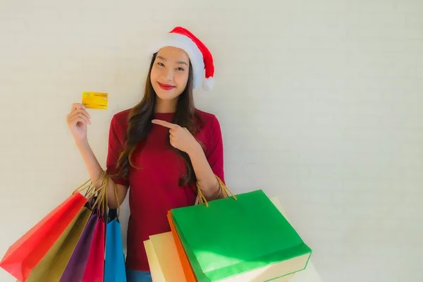 Ritratto bella giovane asiatico donne indossare natale santa hat wi — Foto Stock