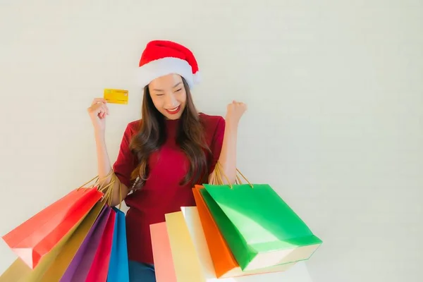 Portret mooie jonge aziatische vrouwen dragen kerstmis santa hoed wi — Stockfoto