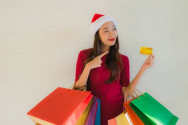 Porträtt vackra unga asiatiska kvinnor bär jul Santa hat wi — Stockfoto