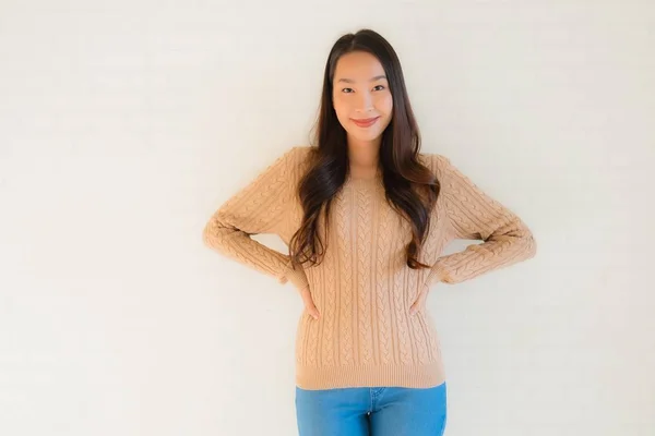 Retrato hermosa joven asiático mujeres sonrisa feliz en muchos acción —  Fotos de Stock