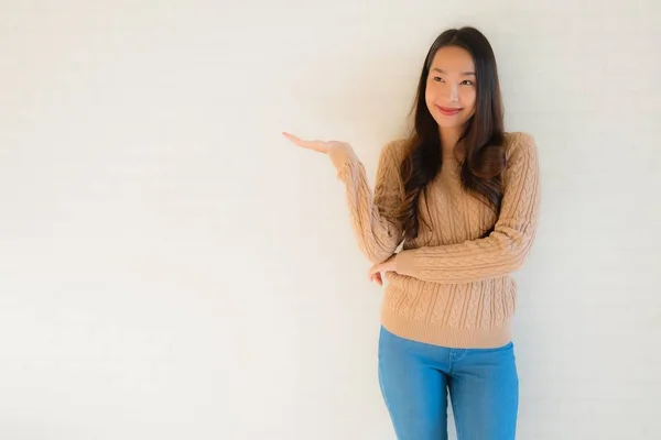 Portret mooi jong aziatische vrouwen glimlachen gelukkig in veel actie — Stockfoto