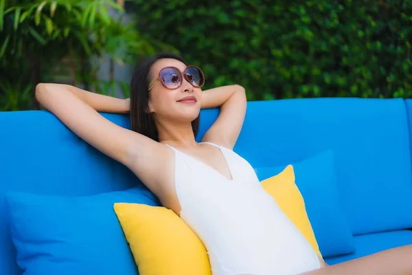 Retrato hermosa joven asiático mujeres feliz sonrisa relajarse alrededor ou — Foto de Stock