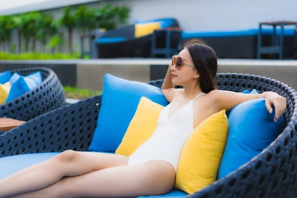 Retrato hermosa joven asiático mujeres feliz sonrisa relajarse alrededor ou — Foto de Stock