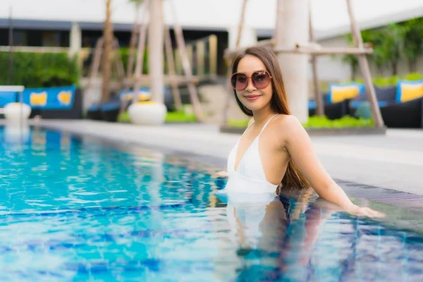 Retrato bonito jovem asiático mulheres feliz sorriso relaxar ao redor ou — Fotografia de Stock