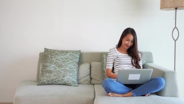 Filmati Donna Asiatica Che Lavora Con Computer Portatile Casa — Video Stock