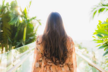 Güzel Asyalı genç kadınların portresi. Mutlu bir gülümseme.