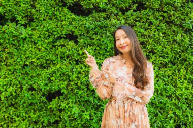 Güzel Asyalı genç kadınların portresi mutlu bir gülümseme.