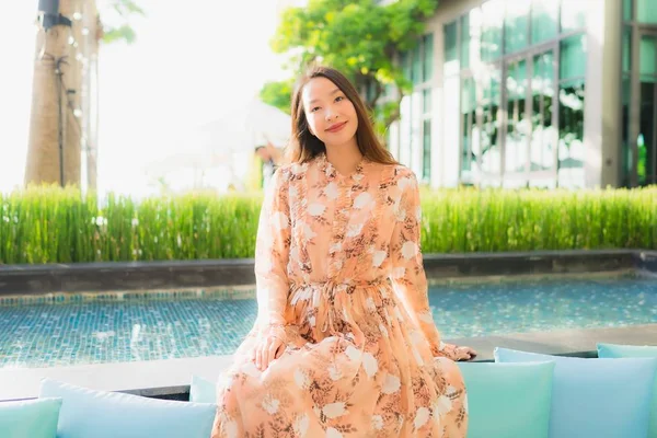 Retrato bonito jovem asiático mulheres feliz sorriso sentar no sofá aro — Fotografia de Stock