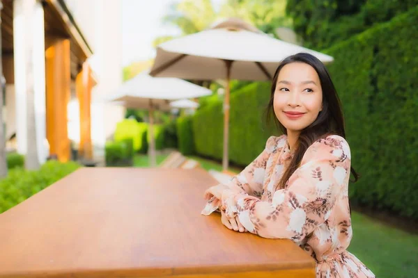 Retrato hermosa joven asiático mujeres feliz sonrisa alrededor al aire libre — Foto de Stock