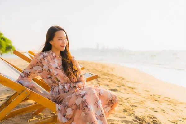 Портрет красивих молодих азіатських жінок щаслива посмішка на відкритому повітрі — стокове фото