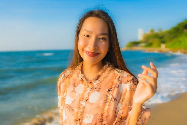 Portret piękne młode azjatyckie kobiety szczęśliwy uśmiech wokół zewnątrz — Zdjęcie stockowe