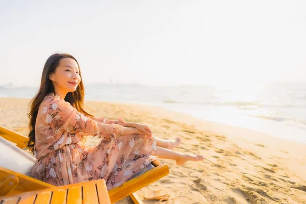 아름다운 아시아인 여인들 이 바깥에서 미소짓고 있는 모습 — 스톡 사진