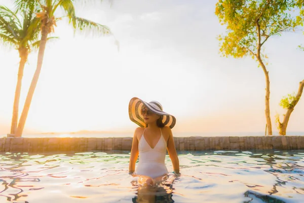 Portrét krásné mladé asijské ženy šťastný úsměv relax s péro — Stock fotografie