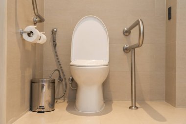 Banyoda beyaz klozet ve koltuk dekorasyonu