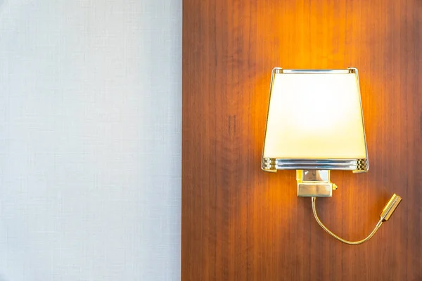 Fénycsöves vészvilágító lámpatest dekoráció a szobában — Stock Fotó