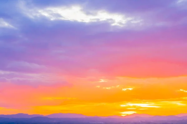 Schöne Landschaft mit Sonnenaufgang oder Sonnenuntergang über den Bergen — Stockfoto