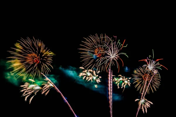 Schönes buntes Feuerwerk in der Nacht zum Feiern — Stockfoto