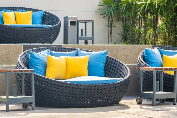 Terras in de tuin met sofa stoel en kussen decoratie — Stockfoto