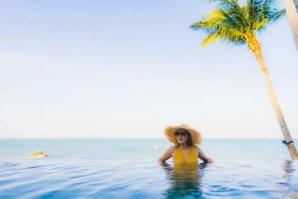 Retrato bonito jovem asiático mulheres feliz sorriso relaxar ao redor ou — Fotografia de Stock