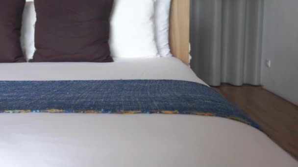 ホテルの豪華な家具付きベッドルームの映像 — ストック動画