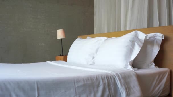 Záběry Luxusně Zařízené Ložnice Hotelu — Stock video