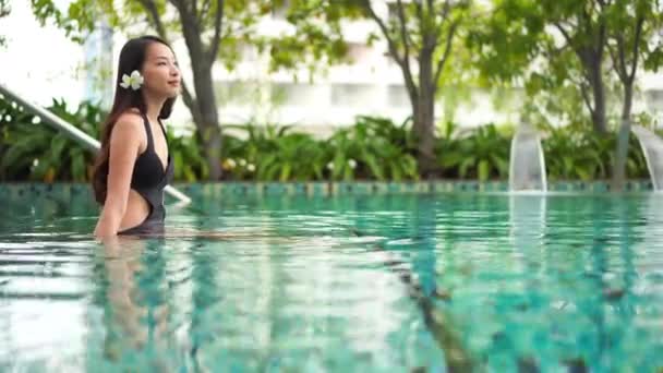 Hermosa Joven Asiática Mujer Relajante Piscina — Vídeos de Stock