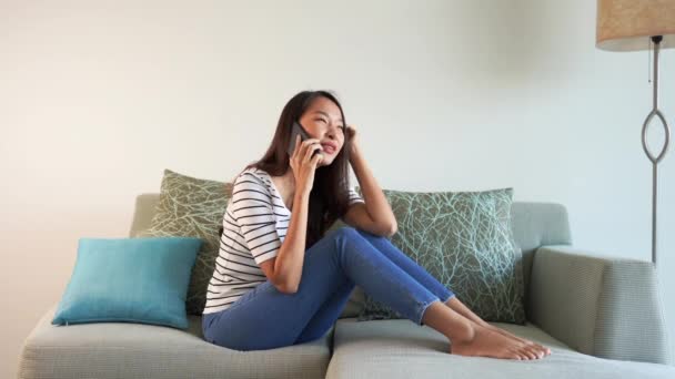 Bilder Vacker Asiatisk Kvinna Som Pratar Telefon Hemma — Stockvideo