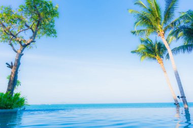 Oteldeki yüzme havuzunun güzel manzarası.