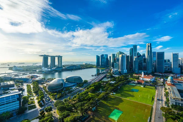 Beau bâtiment d'architecture extérieur paysage urbain à Singapour — Photo