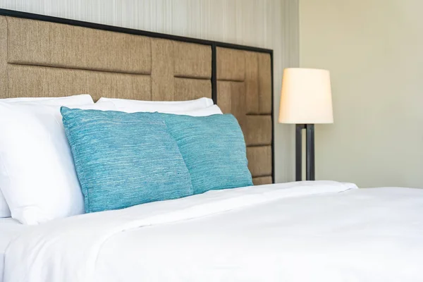 Wit comfortabel kussen op bed decoratie interieur — Stockfoto